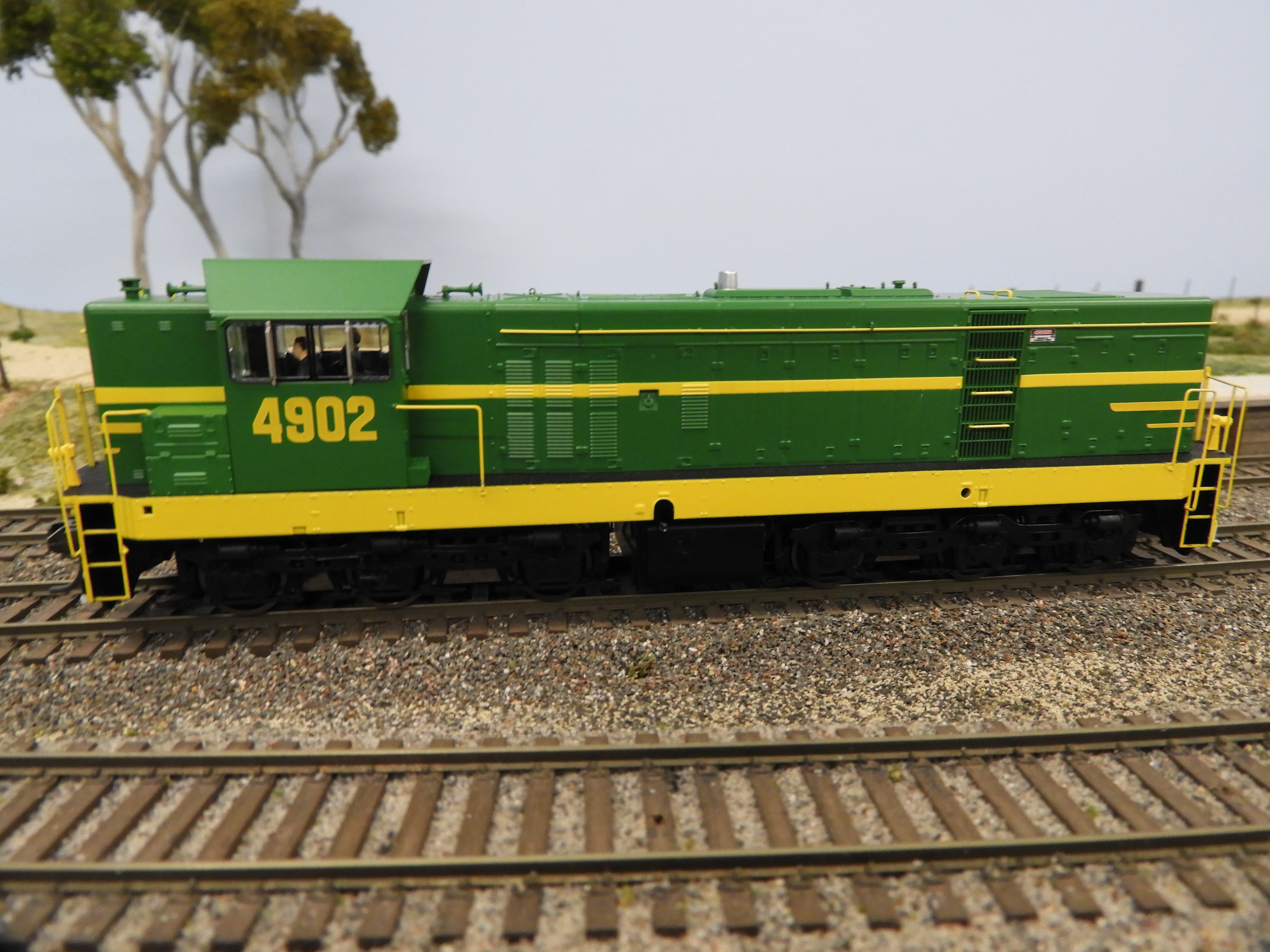 4902 - Green / Yellow 